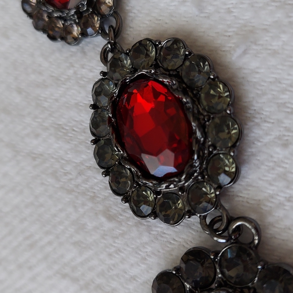 Ruby red statement necklace - Picture 2 of 3